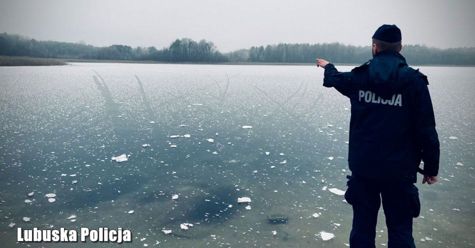 zdjęcie: Pod chłopcami ratującymi tonącego psa załamał się lód – nie wchodźmy na zamarznięte zbiorniki! / fot. KPP Międzyrzecz
