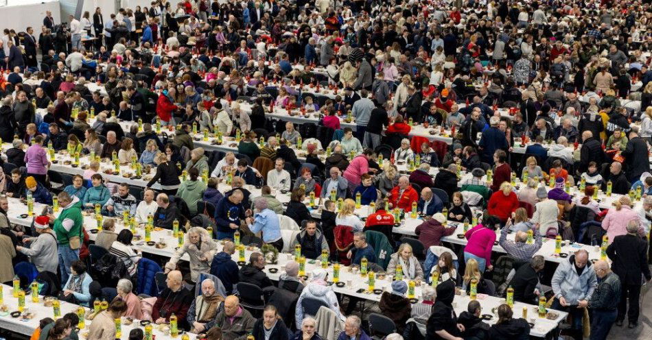 zdjęcie: Poznań: ponad 1300 ubogich i samotnych osób zasiadło do największej w kraju wigilii pod jednym dachem / Poznań, 24.12.2025. Wigilia dla potrzebujących, 24 bm. w hali MTP w Poznaniu. Wydarzenie zorganizowane zostało przez Caritas Archidiecezji Poznańskiej. (ad) PAP/Paweł Jaskółka