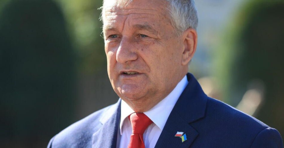 zdjęcie: Wiceszef MSWiA: za otwarciem przejść z Białorusią przemawiają skutki gospodarcze / Będzin, 22.09.2025. Wiceminister spraw wewnętrznych i administracji Wiesław Szczepański  uczestniczy przed budynkiem Komendy Powiatowej Państwowej Straży Pożarnej w Będzinie, 22 bm. w konferencji prasowej poświęconej inwestycjom w rozwój infrastruktury oraz poprawę bezpieczeństwa. (jp/dw) PAP/Jarek Praszkiewicz