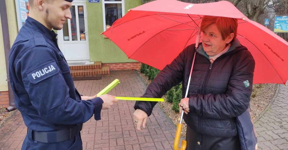 zdjęcie: Seniorzy w Tucznie otrzymali odblaski od policji / fot. KPP w Wałczu 1