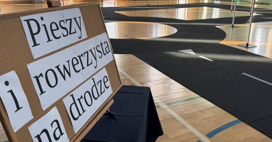zdjęcie: Zajęcia z wykorzystaniem miasteczka rowerowego w Szkole Podstawowej nr 4 w Sochaczewie / fot. KPP w Sochaczewie
