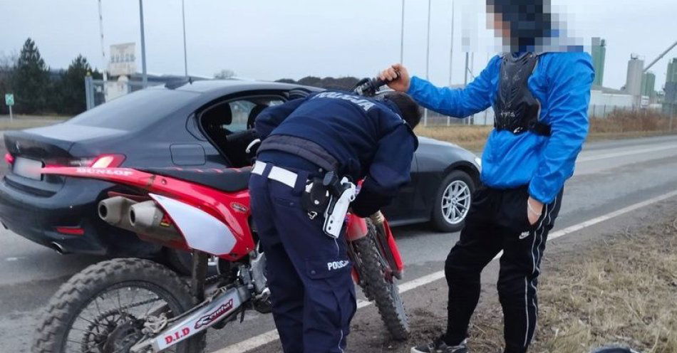 zdjęcie: Jazdą na jednym kole popisywał się na oczach policjantów! / fot. KMP w Wrocławiu