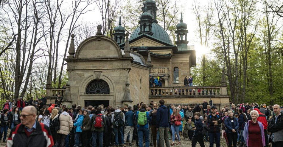 zdjęcie: Misterium Męki Pańskiej w sanktuarium w Kalwarii Zebrzydowskiej / Kalwaria Zebrzydowska, 18.04.2025. Wielki Piątek. Misterium Męki Pańskiej w Kalwarii Zebrzydowskiej, 18 bm. Kalwaryjskie misterium pasyjne to jedno z największych tego typu wydarzeń w polskim Kościele. W rolę historycznych postaci sprzed dwóch tysięcy lat wcielają się klerycy z kalwaryjskiego Wyższego Seminarium Duchownego oraz osoby świeckie. Tradycja misterium w Kalwarii Zebrzydowskiej sięga czasów powstania sanktuarium na początku XVII w. (ad) PAP/Art Service