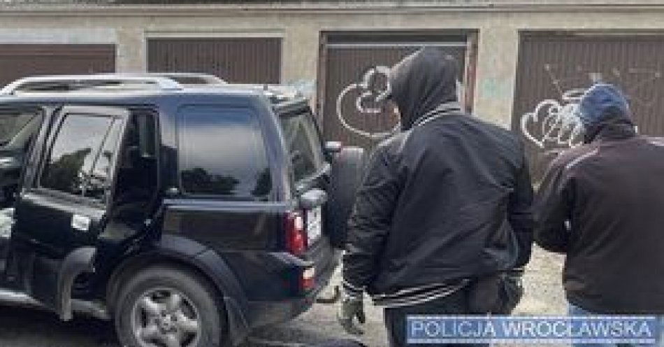 zdjęcie: Wrocławscy policjanci odzyskali skradzionego na terenie naszego miasta Land Rovera / fot. KMP w Wrocławiu