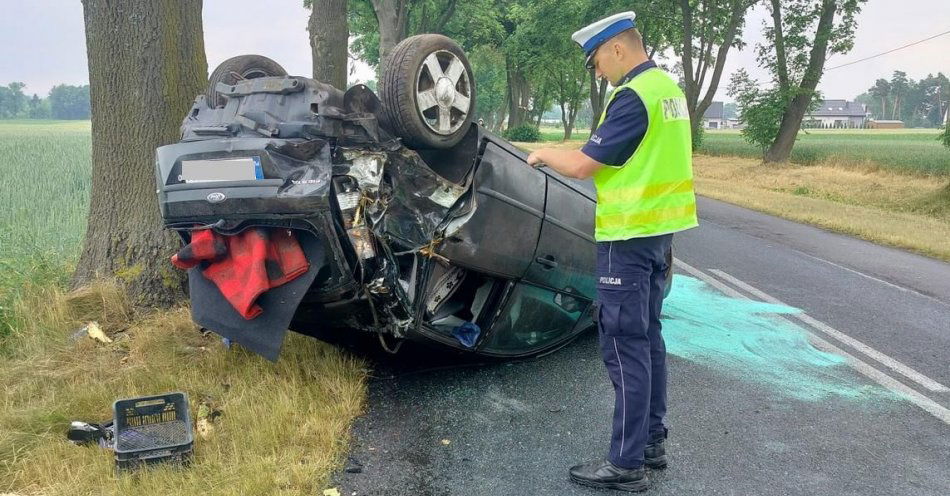 zdjęcie: Ford dachował w Kościelnej Wsi (pow. radziejowski) / fot. KPP w Radziejowie