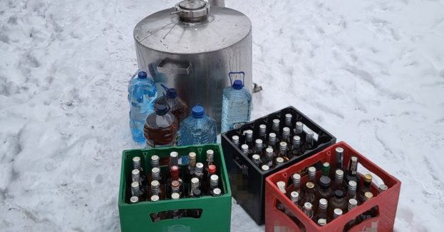 Nielegalny alkohol produkował w komórce