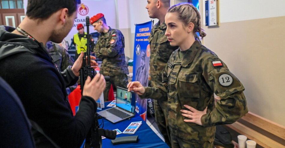 zdjęcie: Pracownicy pytają o możliwość udziału w szkoleniach wojskowych / fot. PAP