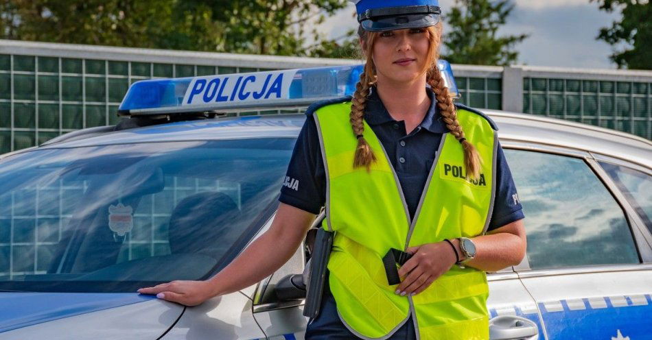 zdjęcie: Policjantka z Oświęcimia uratowała sikorkę modraszkę / fot. KMP w Oświęcimiu