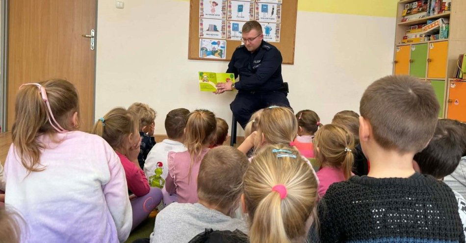 zdjęcie: Dzielnicowy czytał przedszkolakom i przypominał o bezpieczeństwie / fot. KMP w Nowym Targu