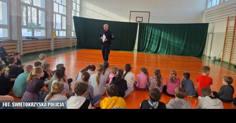 zdjęcie: Dzielnicowy przypomina zasady bezpieczeństwa przed feriami / fot. KPP Kazimierza Wielka