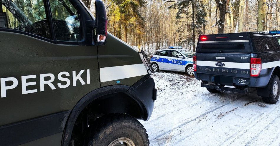 zdjęcie: Policjanci zabezpieczyli miejsce znalezienia pocisków artyleryjskich z czasów II wojny światowej / fot. KPP w Mrągowie