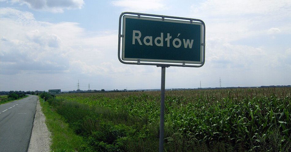 zdjęcie: Spichlerz w Radłowie grozi zawaleniem, droga zamknięta do odwołania / https://commons.wikimedia.org/wiki/File:Radlow_znak.JPG#/media/File:Radlow_znak.JPG