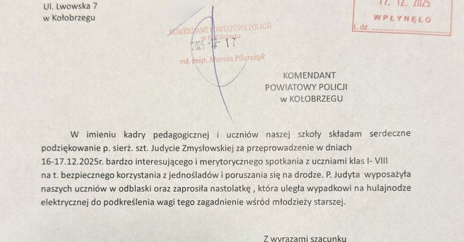 zdjęcie: Policjantka uczyła uczniów zasad bezpieczeństwa drogowego w SP 9 / fot. KPP w Kołobrzegu