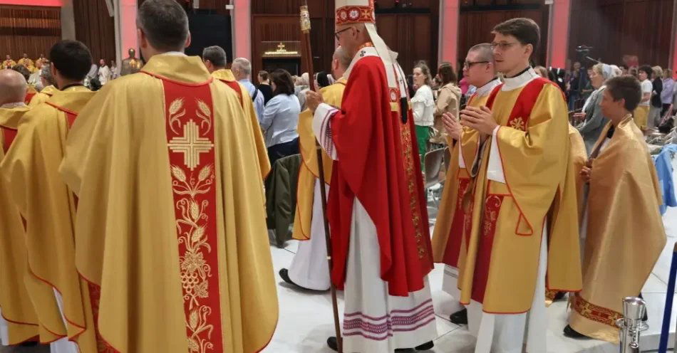 zdjęcie: Abp Galbas: powiedzenie na głos „nie wolno” jest także misją Kościoła / Warszawa, 29.08.2026. Metropolita warszawski abp Adrian Galbas (C) przewodniczy mszy świętej sprawowanej dla uczestników odprawy katechetycznej rozpoczynającej rok szkolny 2026/2027, 29 bm. w Świątyni Opatrzności Bożej w Warszawie. (amb) PAP/Albert Zawada