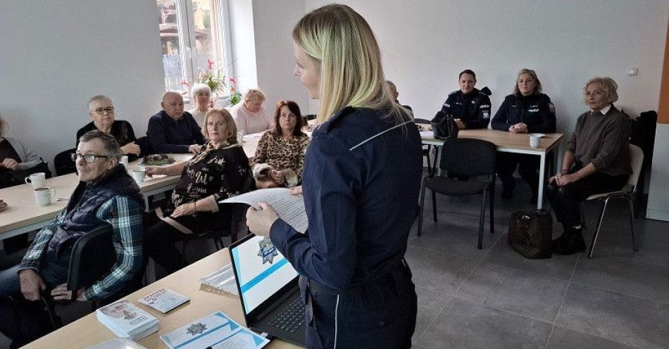 zdjęcie: Policja w Łebie uczy seniorów jak chronić oszczędności / fot. KPP w Lęborku