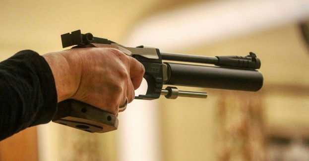 Policja wyjaśnia okoliczności postrzelenia z broni pneumatycznej 15-latka w szkole w Łomży