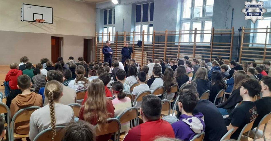 zdjęcie: Policjanci w Poraju uczą jak rozpoznać i przeciwdziałać hejtu / fot. KPP w Myszkowie