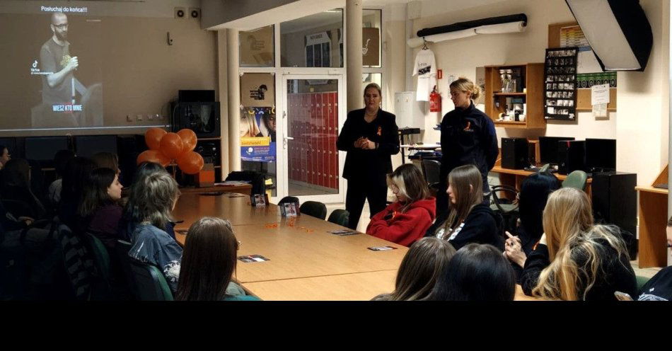 zdjęcie: Policjantki w Międzyrzeczu wspierają akcję Dzieciństwo bez przemocy / fot. KPP Międzyrzecz