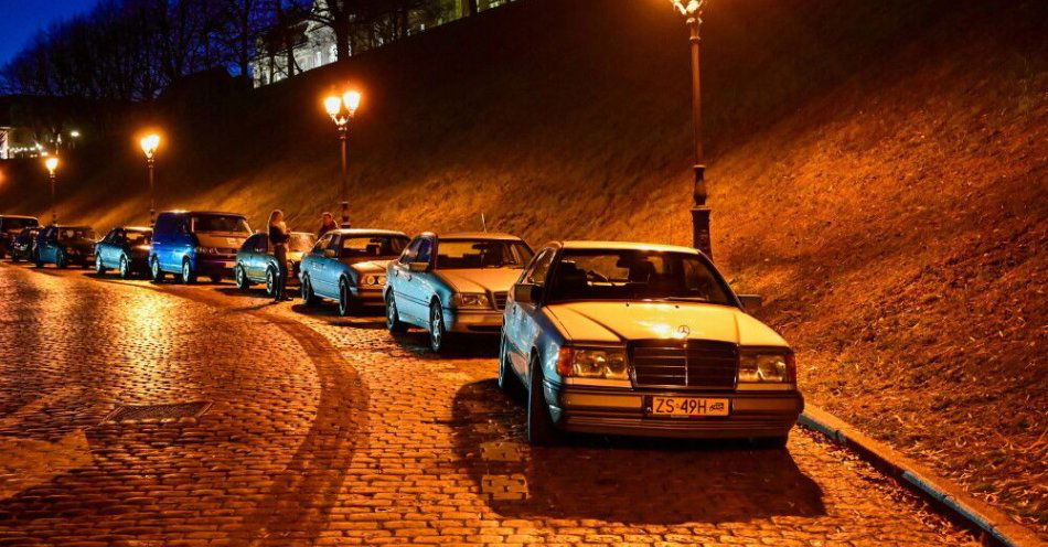 zdjęcie: W Szczecinie właściciele klasycznych aut zaprotestowali przeciwko Strefie Czystego Transportu / Szczecin, 28.12.2025. Stowarzyszenia motoryzacyjne związane z samochodami klasycznymi i zabytkami zorganizowały 28 bm. przejazd przez Szczecin, aby zachęcić mieszkańców do aktywnego uczestnictwa w konsultacjach dotyczących Strefy Czystego Transportu. Strefa Czystego Transportu (SCT) to wydzielony obszar w mieście, do którego wjazd mają tylko pojazdy spełniające określone normy emisji spalin (normy Euro), co ma na celu poprawę jakości powietrza. (mb/mr) PAP/Marcin Bielecki