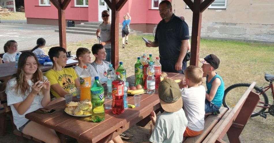 zdjęcie: Policjant rozmawiał z dziećmi o przemocy / fot. KPP w Świeciu