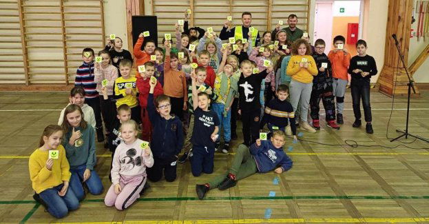 Policjant rozmawiał z dziećmi o odblaskach