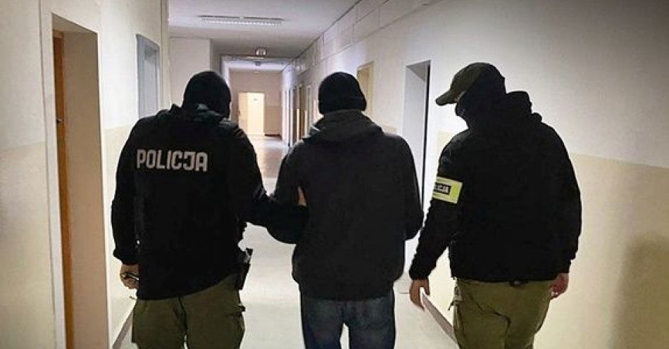 zdjęcie: Współpraca pomiędzy wałbrzyskimi, a giżyckimi policjantami doprowadziła do zatrzymania na gorącym uczynku przestępstwa tzw. odbieraka / fot. KPP w Giżycku
