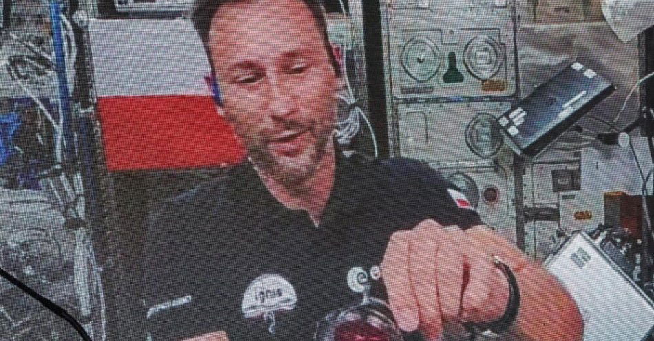 zdjęcie: 10. dnia misji polski astronauta pracował nad eksperymentami i prowadził działania edukacyjne / fot. PAP