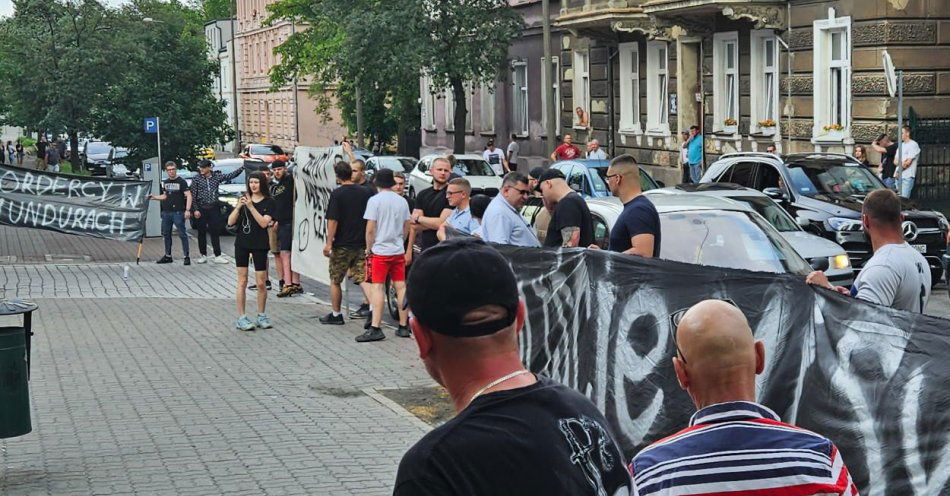 zdjęcie: Milczący protest przed komendą policji po śmierci 27-latka / fot. PAP