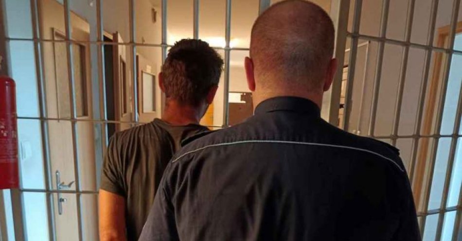 zdjęcie: Kartuscy policjanci zatrzymali poszukiwanego listem gończym i dwoma sądowymi nakazami / fot. KPP w Kartuzach