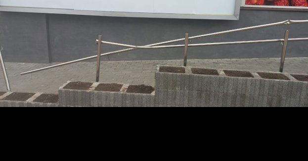 Zniszczył barierki przy sklepie, teraz musi je naprawić