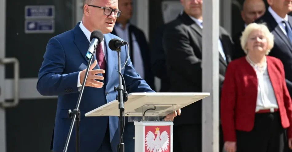 zdjęcie: Prezydent Szczecina w 46. rocznicę Sierpnia: nie potrafimy ze sobą dobrze rozmawiać / Szczecin, 30.08.2026. Prezydent Szczecina Piotr Krzystek podczas uroczystości przed Bramą Stoczni Szczecińskiej, 30 bm. Wydarzenie zorganizowano w ramach obchodów 46. rocznicy podpisania Porozumień Sierpniowych i powstania NSZZ „Solidarność”. (amb) PAP/Marcin Bielecki