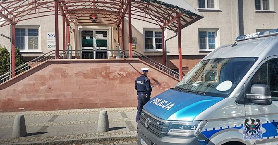 zdjęcie: Wałbrzyscy policjanci ruchu drogowego eskortowali dzisiaj do szpitala samochód z kobietą, u której rozpoczęła się akcja porodowa / fot. KMP w Wałbrzychu