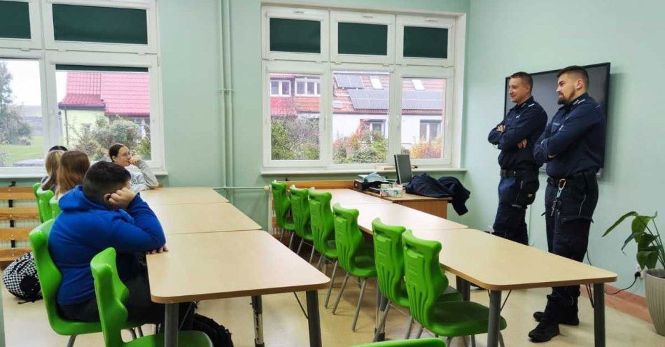 zdjęcie: Policjanci z Choszczna przeciwdziałają handlowi ludźmi / fot. KPP w Choszcznie