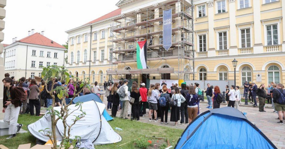 zdjęcie: Protest studentów UW - 32 osobom wystawiono wezwanie dot. naruszenia miru domowego / fot. PAP