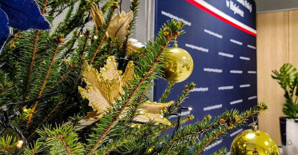 zdjęcie: Wigilijne spotkanie funkcjonariuszy i pracowników hajnowskiej komendy / fot. KPP Hajnówka