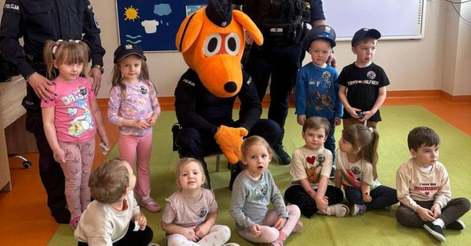 zdjęcie: Policjanci uczyli przedszkolaków zasad bezpieczeństwa / fot. KPP w Ostrowi Mazowieckiej