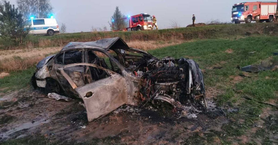 zdjęcie: Spłonęło BMW, którym 25-latek uderzył w przepust i dachował / fot. KPP Tomaszów Lubelski
