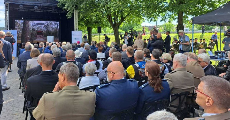zdjęcie: Przedstawiciele pomorskich policjantów wzięli udział w uroczystym otwarciu dla zwiedzających muzeum w Piaśnicy / fot. KPP w Wejherowie