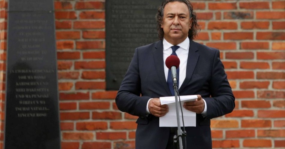 zdjęcie: Prezes Stowarzyszenia Romów w Polsce: Romowie nie są problemem państwa, to państwo tworzy problem / Brzezinka, 02.08.2021. Prezes Stowarzyszenia Romów w Polsce Roman Kwiatkowski podczas uroczystości przed Pomnikiem Zagłady Romów i Sinti na terenie KL Auschwitz II-Birkenau w Brzezince, 2 bm. Trwają obchody upamiętniające 77. rocznicę likwidacji przez Niemców tzw. obozu cygańskiego. 2 sierpnia jest Dniem Pamięci o Zagładzie Romów. W czasie II wojny światowej Niemcy zgładzili ok. 500 tys. osób tej narodowości. (aldg) PAP/Art Service 2