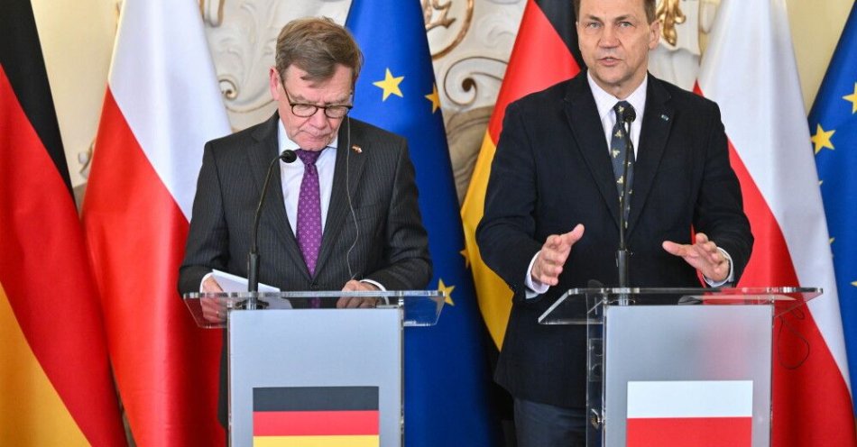 zdjęcie: Sikorski: Krzyżowa to instytucja-symbol w relacjach polsko-niemieckich / Krzyżowa, 30.03.2026. Wicepremier, minister spraw zagranicznych RP Radosław Sikorski (P) i minister spraw zagranicznych Niemiec Johann Wadephul (L) podczas wspólnej konferencji prasowej po spotkaniu w siedzibie Fundacji Krzyżowa dla Porozumienia Europejskiego w Krzyżowej, 30 bm. (jm) PAP/Maciej Kulczyński