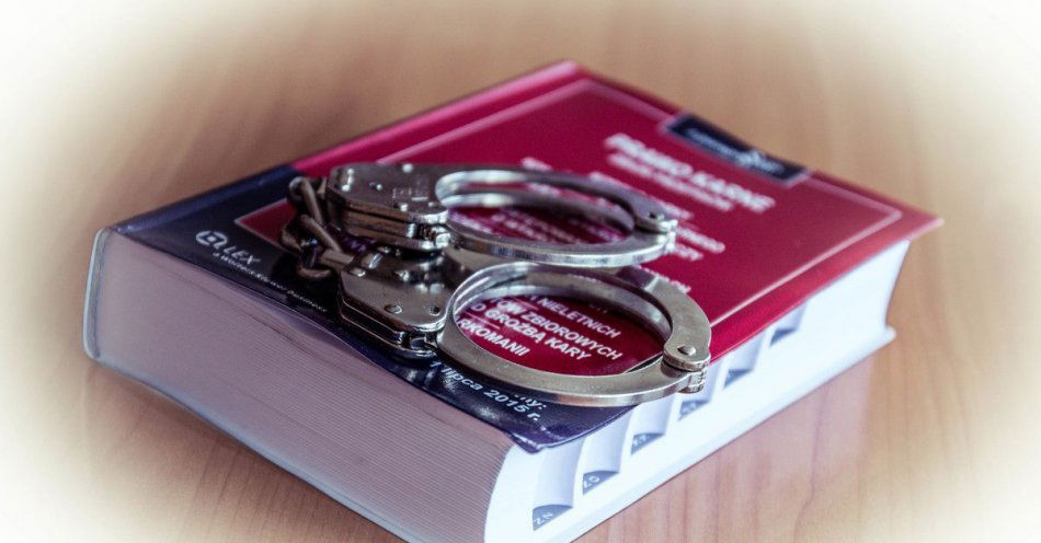 zdjęcie: Pijany wandal wyładował złość na samochodzie / fot. KPP w Sieradzu