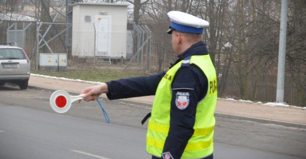 Policjanci po krótkich pościgach zatrzymali dwóch kierujących, którzy zignorowali sygnały. Jeden nie miał uprawnień do kierowania, drugi miał zakaz pr