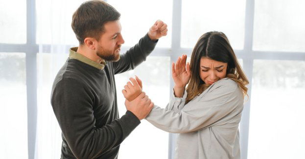 Znęcał się psychicznie a także fizycznie nad swoją żoną. Trafił do aresztu