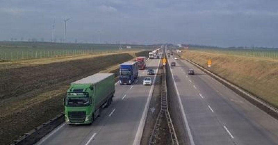 zdjęcie: Kierowca zatrzymał się na autostradzie A4 z powodu uszkodzonej opony, a odpowie za złamanie sądowego zakazu prowadzenia pojazdów / fot. KPP w Złotoryi