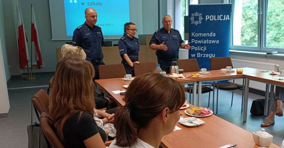 zdjęcie: Spotkanie z dyrektorami i pedagogami szkół podstawowych / fot. KPP Brzeg