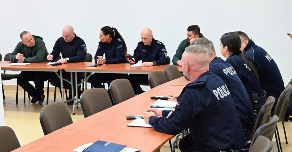 zdjęcie: Służby zabezpieczyły mecz Stali Stalowa Wola. 6 zatrzymanych / fot. KPP w Stalowej Woli fot. KPP St. Wola