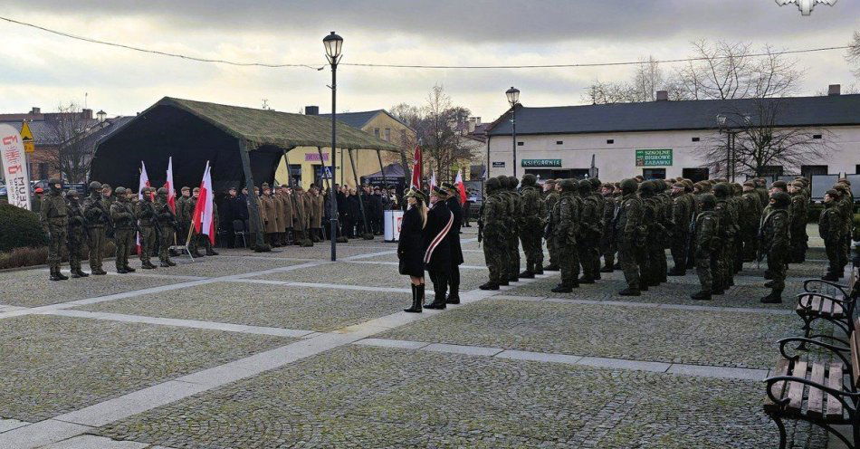 zdjęcie: Policjantki promowały rekrutację na apelu w Krzepicach / fot. KPP w Kłobucku
