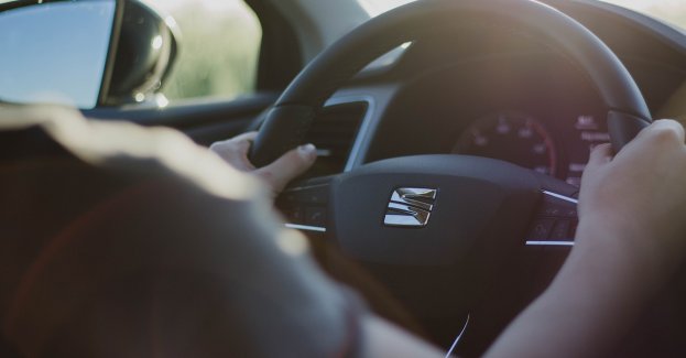 16-latek uciekał samochodem przed policją; zginął po uderzeniu autem w drzewo