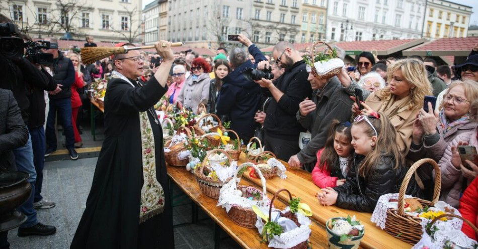 zdjęcie: Kraków: tradycyjne święcenie pokarmów na Rynku z kard. Rysiem i władzami miasta / Kraków, 04.04.2026. Wielka Sobota. Metropolita krakowski kard. Grzegorz Ryś podczas święcenia pokarmów przed Bazyliką Mariacką na Rynku Głównym w Krakowie, 4 bm. W Wielką Sobotę w kościołach święcone są przynoszone przez wiernych pokarmy, które w niedzielę trafią na wielkanocny stół. (jm) PAP/Łukasz Gągulski