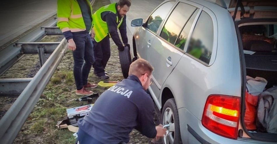 zdjęcie: Jazda z odkręconym kołem mogła zakończyć się tragedią – na pomoc pospieszyli policjanci / fot. KPP Świebodzin